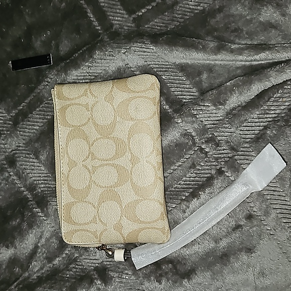 NWT Coach Wristlet with 2 card slots. Signature PVC Leather. - Picture 2 of 3